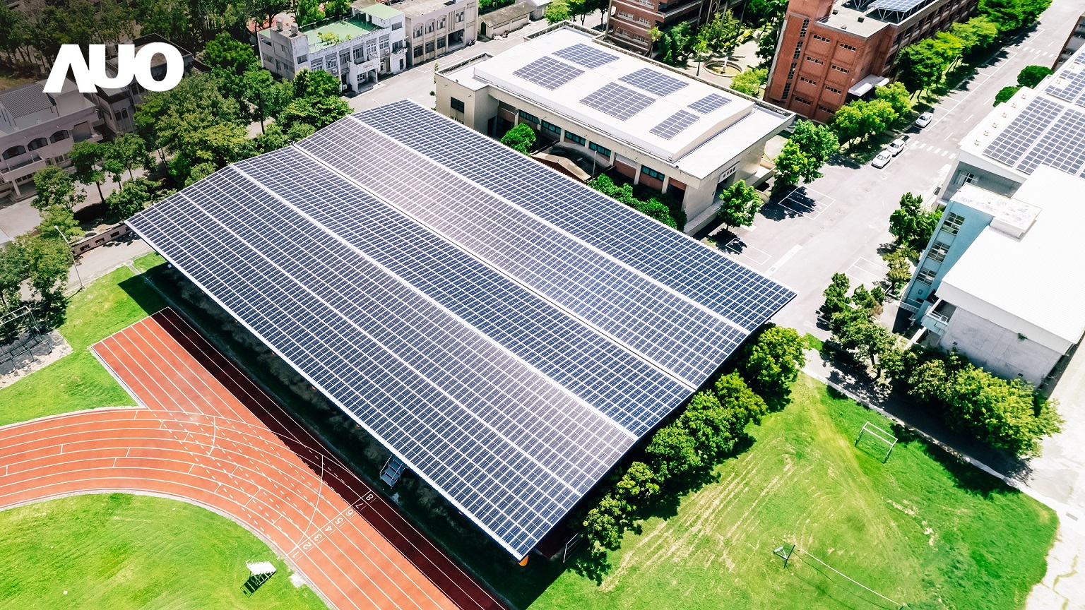 友達SunSteel光電整合型浪板具備快速安裝、輕量化優勢，可提升15%發電效能，通過國際IEC與國內VPC認證安全、防漏、耐候標準