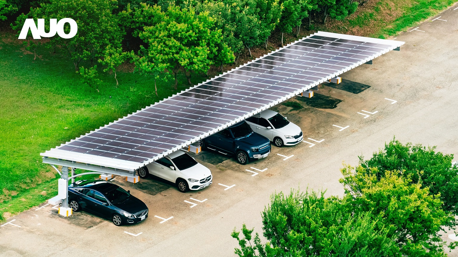 友達SunSteel光電整合型浪板具備快速安裝、輕量化優勢，可提升15%發電效能，通過國際IEC與國內VPC認證安全、防漏、耐候標準